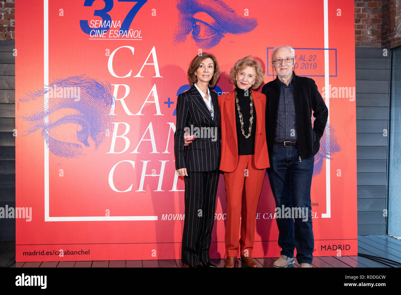 Yolanda Flores, per il 'De película " programma di Radio Nacional de España, Marisa Paredes, attrice spagnola e Carlos F. Heredero a nome della rivista "Cayman sono visto che posano per una foto durante i premi Goya. Il Carabanchel Film Week è diventato uno dei più lunga e mostre a Madrid e ha reso consolidare come il preludio al Premi Goya. Foto Stock