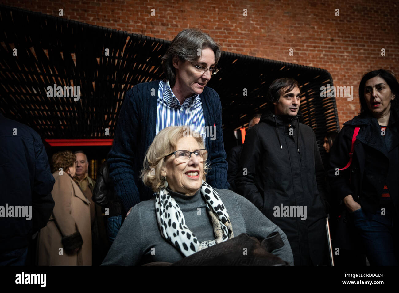 Manuela Carmena, sindaco di Madrid, visto lasciare in una sedia a rotelle aiutato da Marta Higueras, Primo Vice Sindaco della città di Madrid Consiglio durante l'evento. Il Carabanchel Film Week è diventato uno dei più lunga e mostre a Madrid e ha reso consolidare come il preludio al Premi Goya. Foto Stock