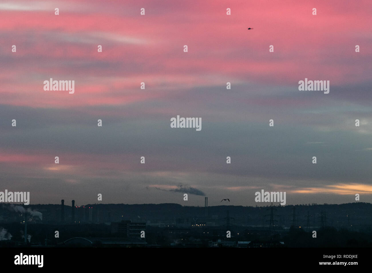 Londra, UK.XVIII Gennaio 2019. colorato cielo rosa all alba di un freddo inverno mattina a Wimbledon Credito: amer ghazzal/Alamy Live News Foto Stock
