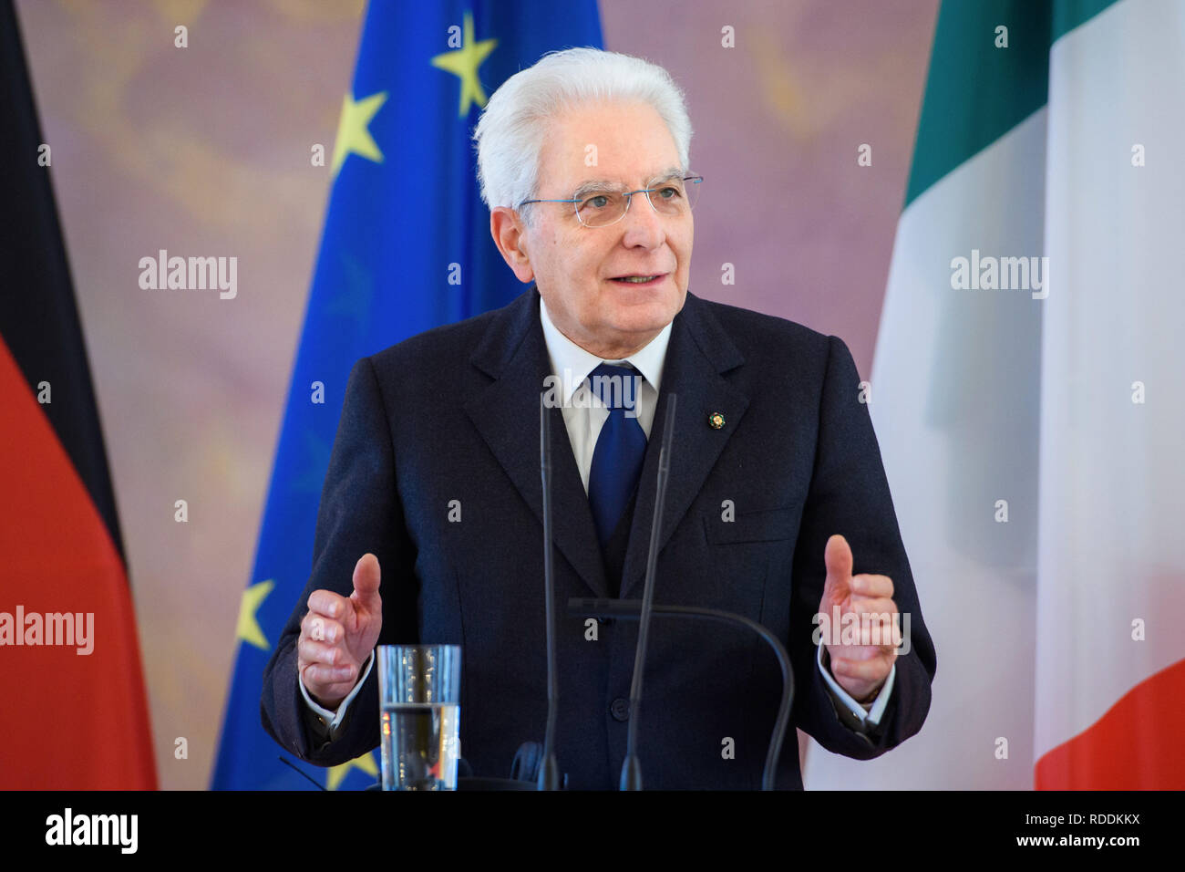 Berlino, Germania. 18 gennaio, 2019. Sergio Mattarella, Presidente della Repubblica italiana, affronta i giornalisti presenti nel corso di una conferenza stampa congiunta al Castello Bellevue. Credito: Gregor Fischer/dpa/Alamy Live News Foto Stock