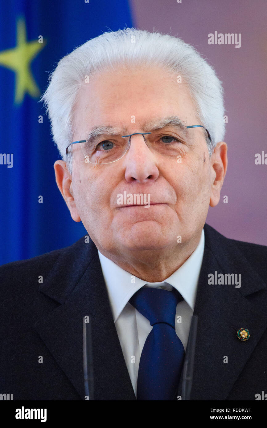 Berlino, Germania. 18 gennaio, 2019. Sergio Mattarella, Presidente della Repubblica italiana, affronta i giornalisti presenti nel corso di una conferenza stampa congiunta al Castello Bellevue. Credito: Gregor Fischer/dpa/Alamy Live News Foto Stock