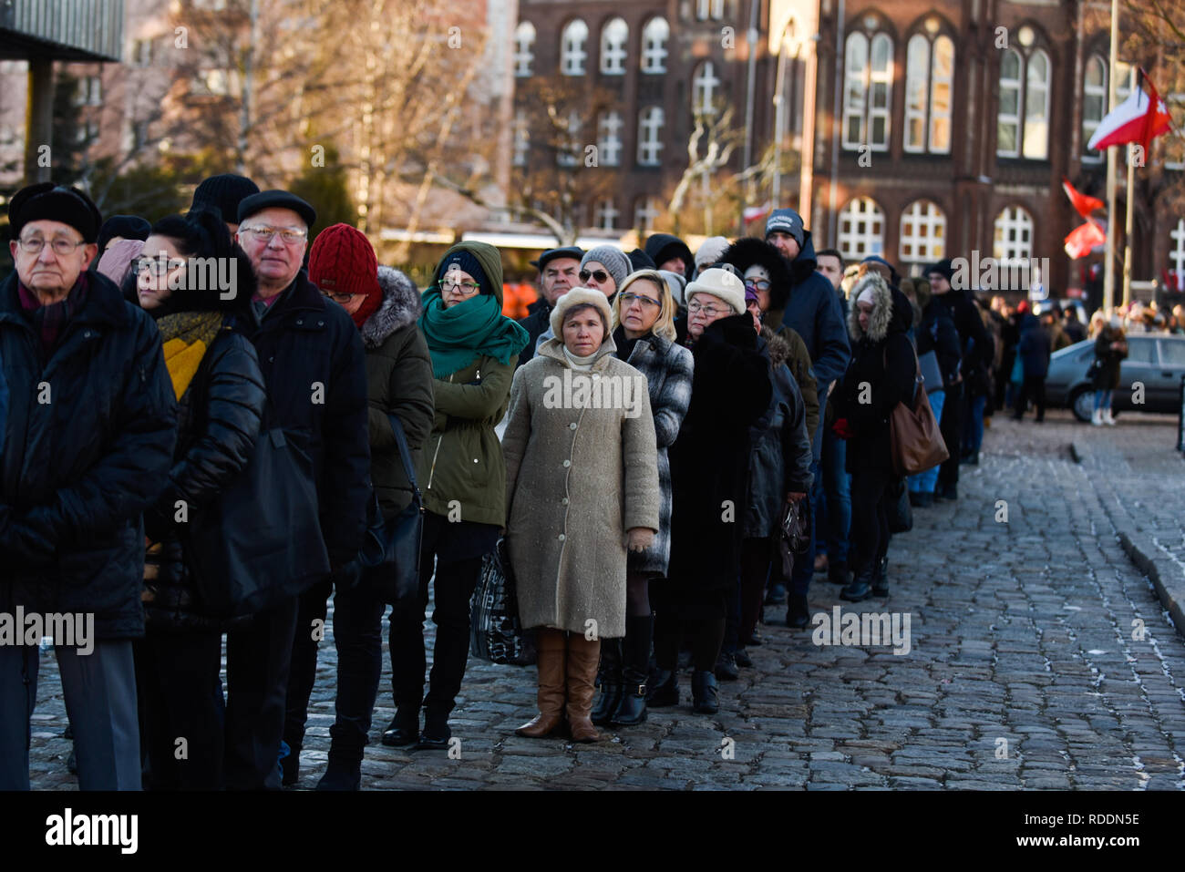 18 gennaio 2019 - Gdansk, Polonia - la gente vede in attesa di pagare i loro aspetti durante il funerale memorial servizi. Pawel Adamowicz, il sindaco della città polacca di Danzica, fu assassinato sul palco durante la Grande Orchestra di Natale carità, Polands più importante della carità. Una processione funebre passerà dalle strade di Danzica e la sua bara sarà esposta fino a mezzanotte a Santa Maria la Basilica dove i cittadini polacchi sarà in grado di pagare il loro ultimo omaggio al presidente di Danzica. (Credito Immagine: © Omar Marques/SOPA immagini via ZUMA filo) Foto Stock