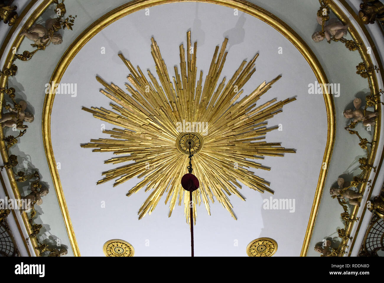 Potsdam, Germania. 18 gennaio, 2019. Le decorazioni del soffitto nella sala del Schlosstheater nella Neues Palais. Il Schlosstheater nella Neues Palais è rinnovato. La Fondazione dei Castelli e dei Giardini Prussiani (SPSG) presenta il lavoro di costruzione. (A 'Castello teatro nel nuovo palazzo è in corso di ristrutturazione' dal 18.01.2019) Credito: Julian Stähle/dpa-Zentralbild/dpa/Alamy Live News Foto Stock