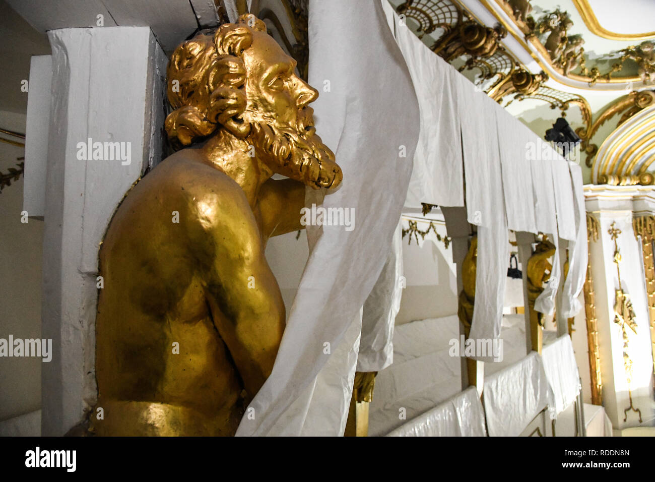 Potsdam, Germania. 18 gennaio, 2019. Vista nella hall dell'Schlosstheater nella Neues Palais. Le figure sono protetti dalla polvere. Il Schlosstheater nella Neues Palais è rinnovato. La Fondazione dei Castelli e dei Giardini Prussiani (SPSG) presenta il lavoro di costruzione. (A 'Castello teatro nel nuovo palazzo è in corso di ristrutturazione' dal 18.01.2019) Credito: Julian Stähle/dpa-Zentralbild/dpa/Alamy Live News Foto Stock