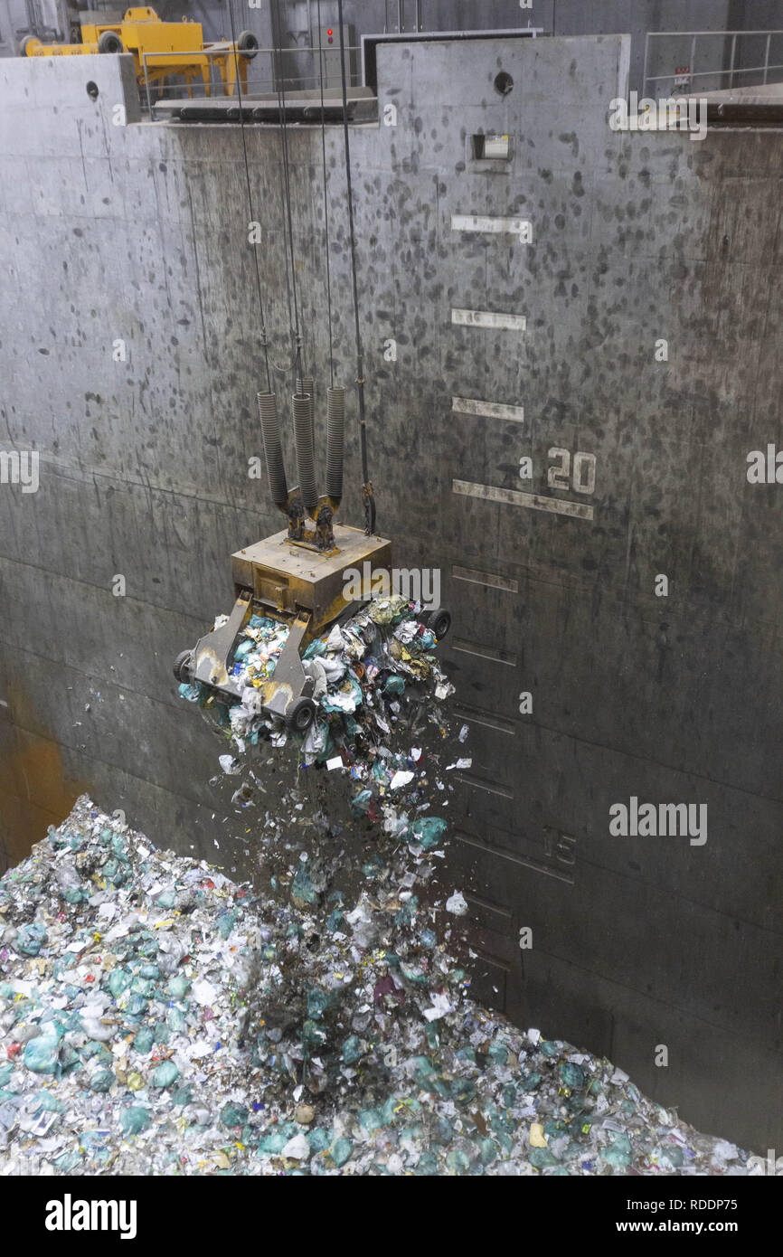 Tokyo, Giappone. 18 gennaio, 2019. Una gru che trasportano il cestino è vista da una finestra alla barra Gomi-Pit (Waste-Pit Bar) a Tokyo occidentale della città di Musashino. Il bar è temporaneo istituito all'interno delle strutture di Musashino Centro pulito dove i clienti possono apprezzare un calcestruzzo rifiuti pit vista mentre godono di bere e mangiare cibo sano. Il progetto mira alla coscienza di persone di questioni ambientali e di smaltimento dei rifiuti. Credito: Rodrigo Reyes Marin/ZUMA filo/Alamy Live News Foto Stock