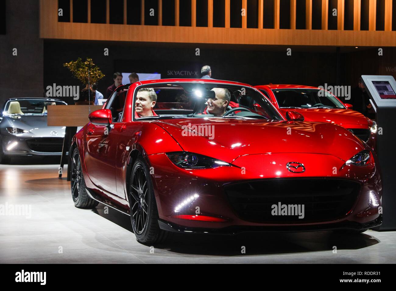 Bruxelles, Belgio. 18 gennaio, 2019. I visitatori esperienza di una Mazda MX-5 auto presso la 97Bruxelles Motor Show di Expo di Bruxelles a Bruxelles, Belgio, Gennaio 18, 2019. La 97th Bruxelles Motor Show sarà aperta al pubblico dal 19 gennaio a gen. Credito: Zheng Huansong/Xinhua/Alamy Live News Foto Stock