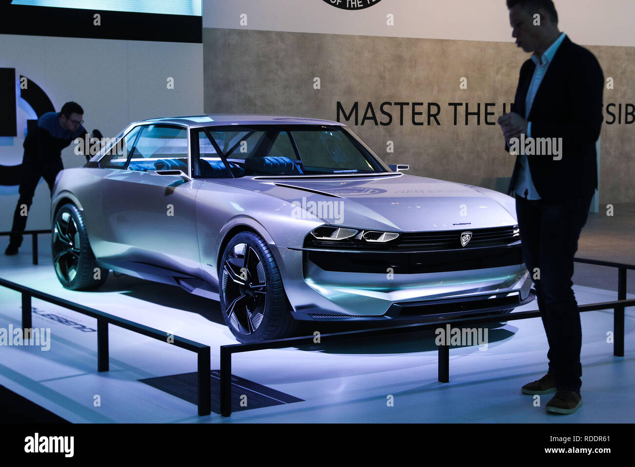 Bruxelles, Belgio. 18 gennaio, 2019. I visitatori osservano una Peugeot E-leggenda concept car al 97th Bruxelles Motor Show di Expo di Bruxelles a Bruxelles, Belgio, Gennaio 18, 2019. La 97th Bruxelles Motor Show sarà aperta al pubblico dal 19 gennaio a gen. Credito: Zheng Huansong/Xinhua/Alamy Live News Foto Stock