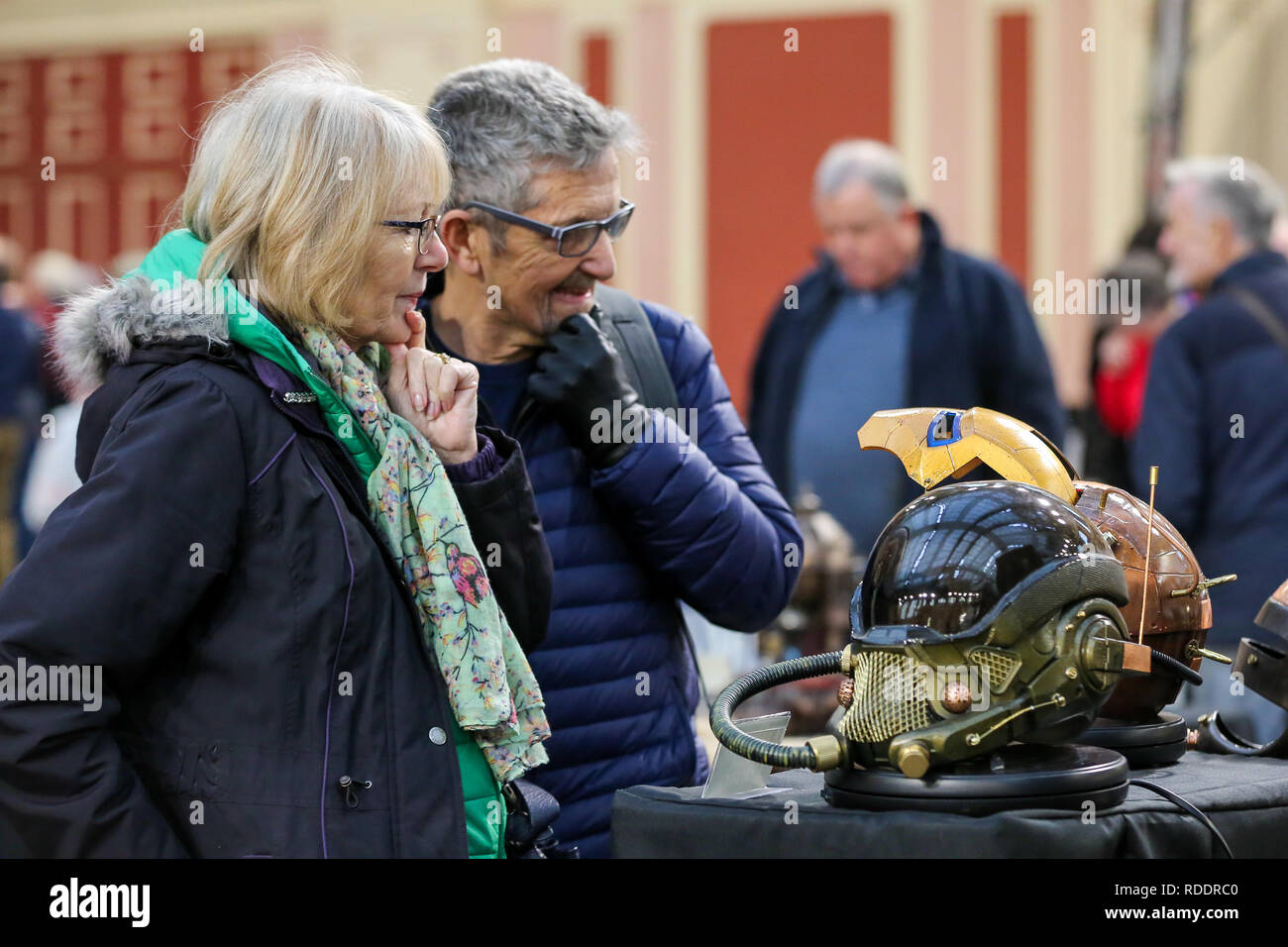 Un paio sono visti all annuale modello Londra Engineering mostra di Alexandra Palace, a nord di Londra. Oltre 50 clubs e società sono presentante uno spettro completo di modellazione dal modello tradizionale di ingegneria, locomotive a vapore e i motori di trazione attraverso il più gadget moderni tra cui camion, imbarcazioni, aeroplani e helicoptersÊwith quasi 2.000 modelli costruiti dai loro membri. Foto Stock