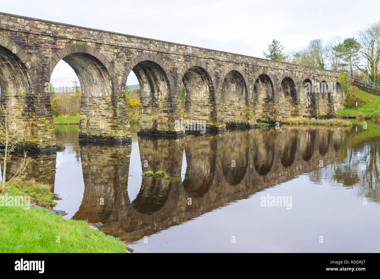 Ballydehob 12 arcuata di pietra costruito il ponte o viadotto ferroviario nella parte occidentale della contea di Cork in Irlanda Foto Stock