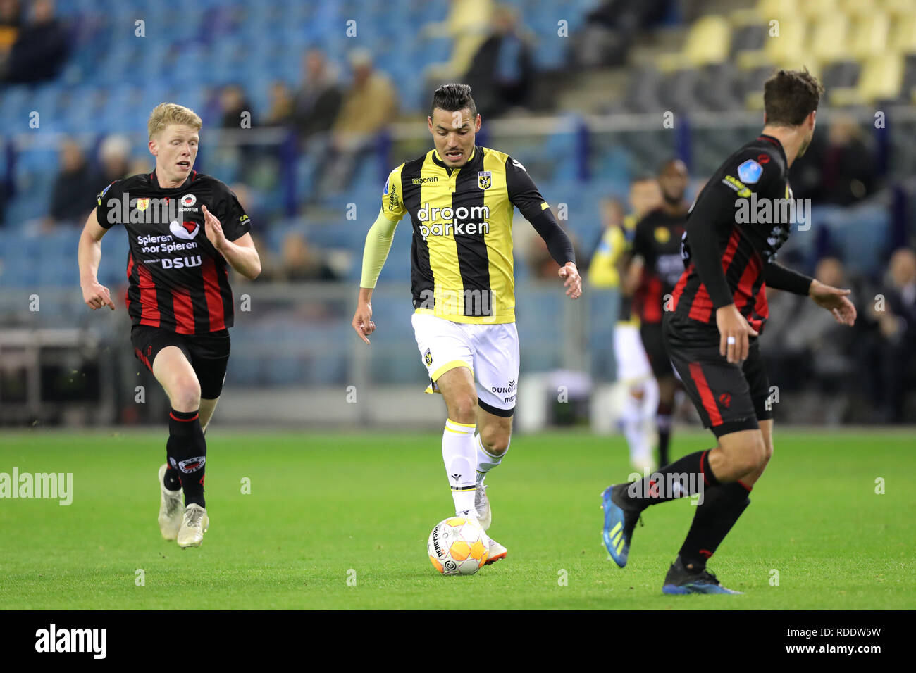 ARNHEM - Vitesse - Excelsior , Calcetto , Stagione 2018 / 2019 , Eredivisie , Gelredome , 09-12-2018 , Vitesse giocatore Oussama Darfalou e Excelsior player Jerdy Schouten (L) durante la partita Vitesse - Excelsior. Foto Stock