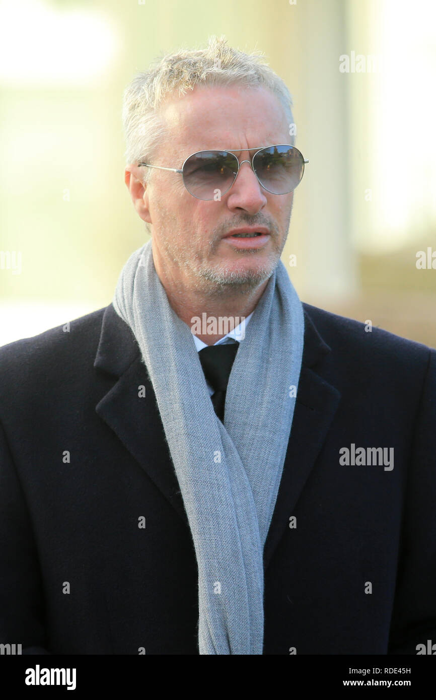 Ex Formula Uno ace Eddie Irvine assiste i funerali di dott. Ian Adamson lunedì gennaio 14th, 2019, in Conlig Chiesa Presbiteriana inCounty Down, Irlanda del Nord. Dr Adamson 74 passate su Jan 9th. Il presidente abbracciato Dr Adamson moglie Kerry Adamson. Ex Ulster MLA unionista e Belfast Signore Sindaco dott. Ian Adamson che sarebbero 75 in luglio è sopravvissuto da sua moglie Kerry Carson che egli aveva sposato 21 anni fa. Foto/Paolo McErlane Foto Stock