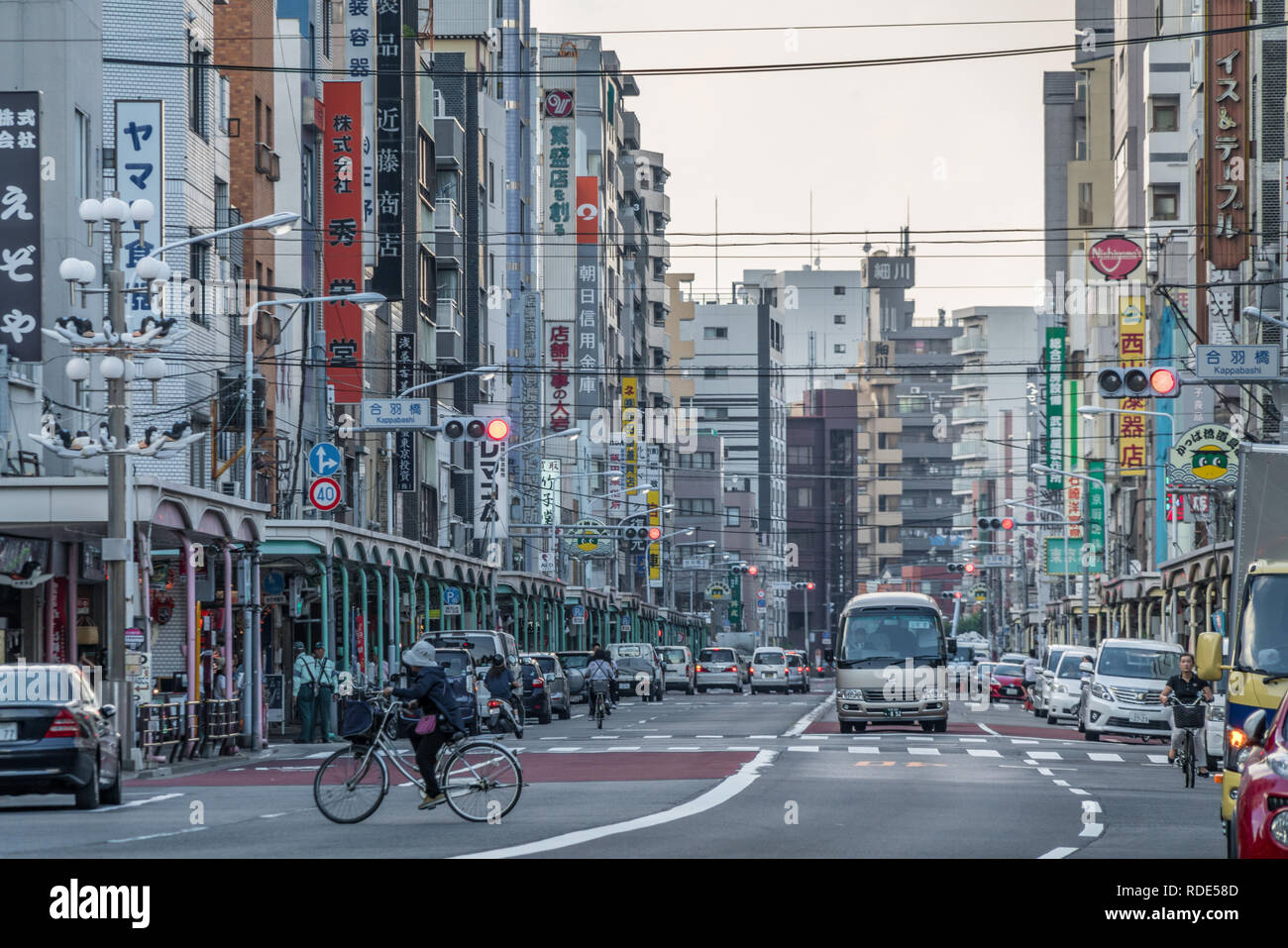Tokyo - 27 Agosto 2018 : Tempio di Asakusa Kappabashi distretto. Tokyo il famoso attrezzature da cucina e la fornitura di carta per ristoranti Foto Stock