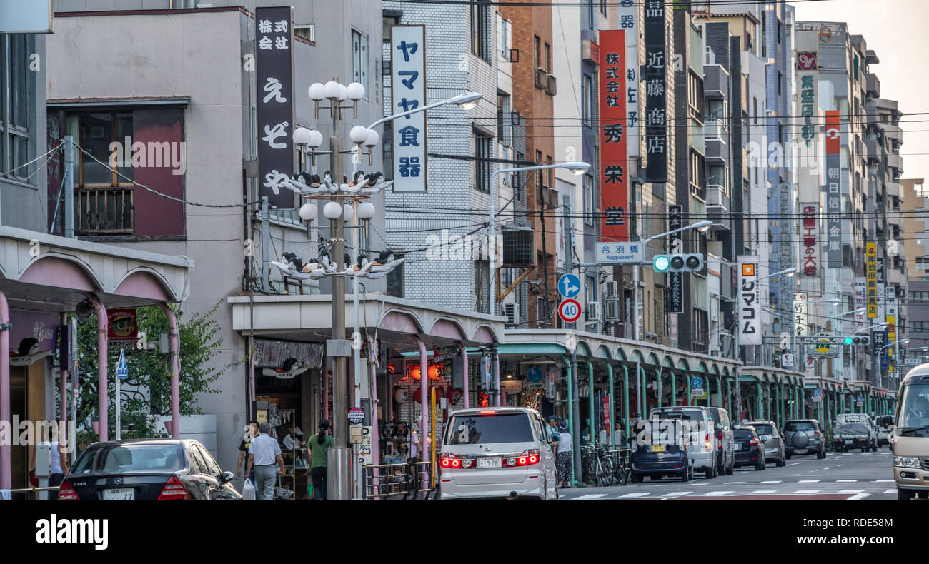 Tokyo - 27 Agosto 2018 : Tempio di Asakusa Kappabashi distretto. Tokyo il famoso attrezzature da cucina e la fornitura di carta per ristoranti Foto Stock