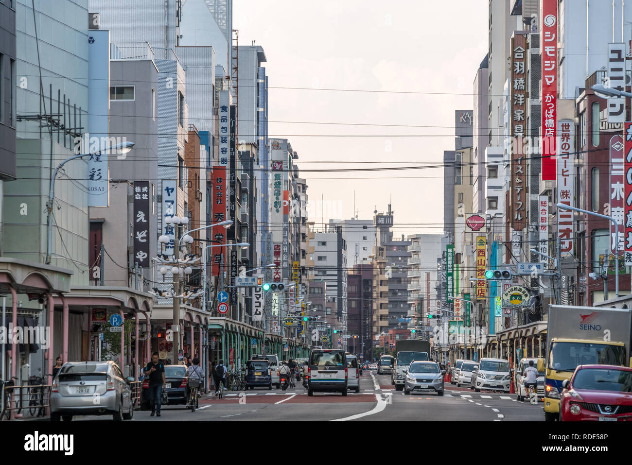Tokyo - 27 Agosto 2018 : Tempio di Asakusa Kappabashi distretto. Tokyo il famoso attrezzature da cucina e la fornitura di carta per ristoranti Foto Stock