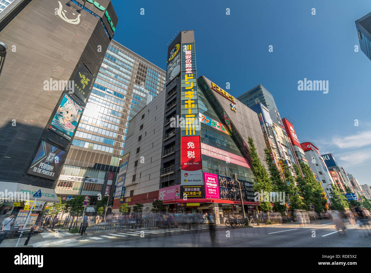 Tokyo, 5 Agosto 2018 : Motion offuscata la gente camminare sulle strade di Tokyo nel fine settimana. Hi-tech entertaiment e maga negozi cartelloni in Akihabara Electri Foto Stock