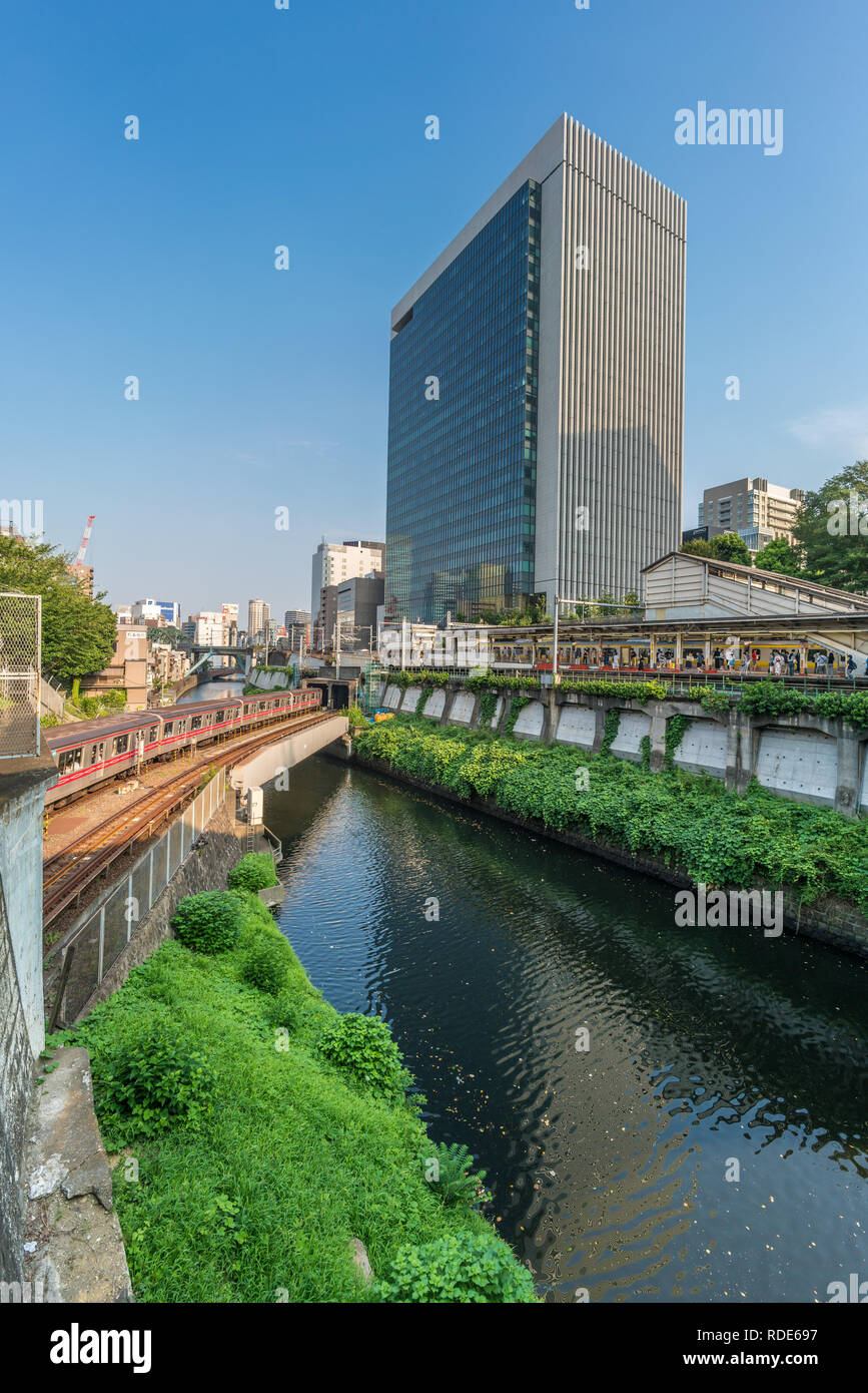 Tokyo, Bunkyo Ward - 04 Agosto 2018 : i treni locali attraversando Ochanomizu station e il fiume Kanda da Hijiri-bashi Bridge. Confine di Bunkyo Chiyoda e Foto Stock