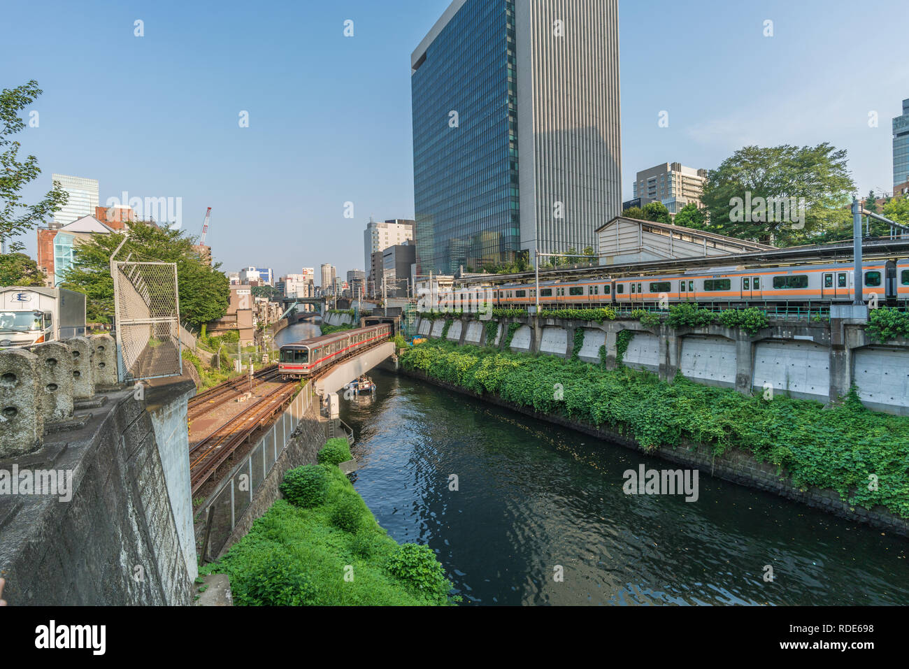 Tokyo, Bunkyo Ward - 04 Agosto 2018 : i treni locali attraversando Ochanomizu station e il fiume Kanda da Hijiri-bashi Bridge. Confine di Bunkyo Chiyoda e Foto Stock