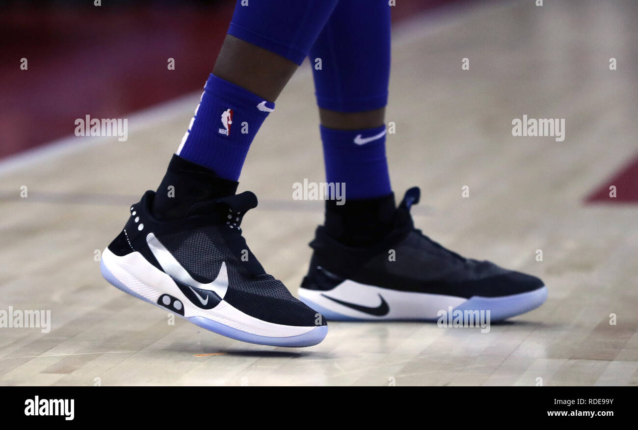 New York Knicks' Frank Ntilikina indossa un paio di Nike per il primo mai  auto scarpe di legatura durante l'NBA GIOCO DI LONDRA 2019 all'O2 Arena,  Londra Foto stock - Alamy