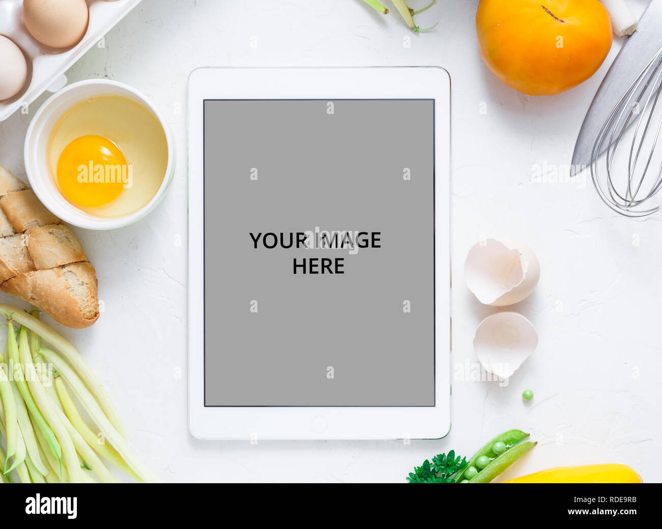 Schermo tattile digitale compressa con verdure fresche e utensili da cucina su sfondo, vista dall'alto Foto Stock