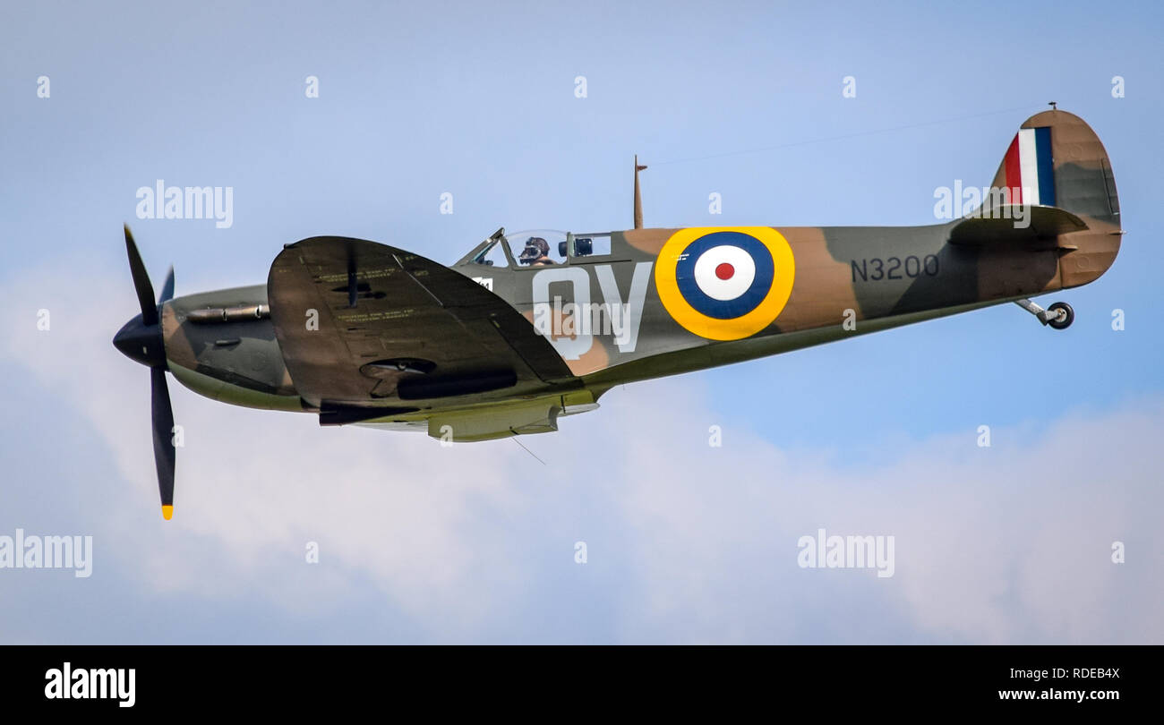 Il Supermarine Spitfire Mk.1a N3200 del museo imperiale della guerra volare alla Shuttleworth Airshow raccolta 2018 Foto Stock