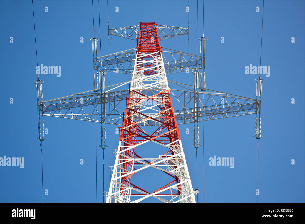 Tensione alta del pilone per la distribuzione di energia elettrica. Foto Stock