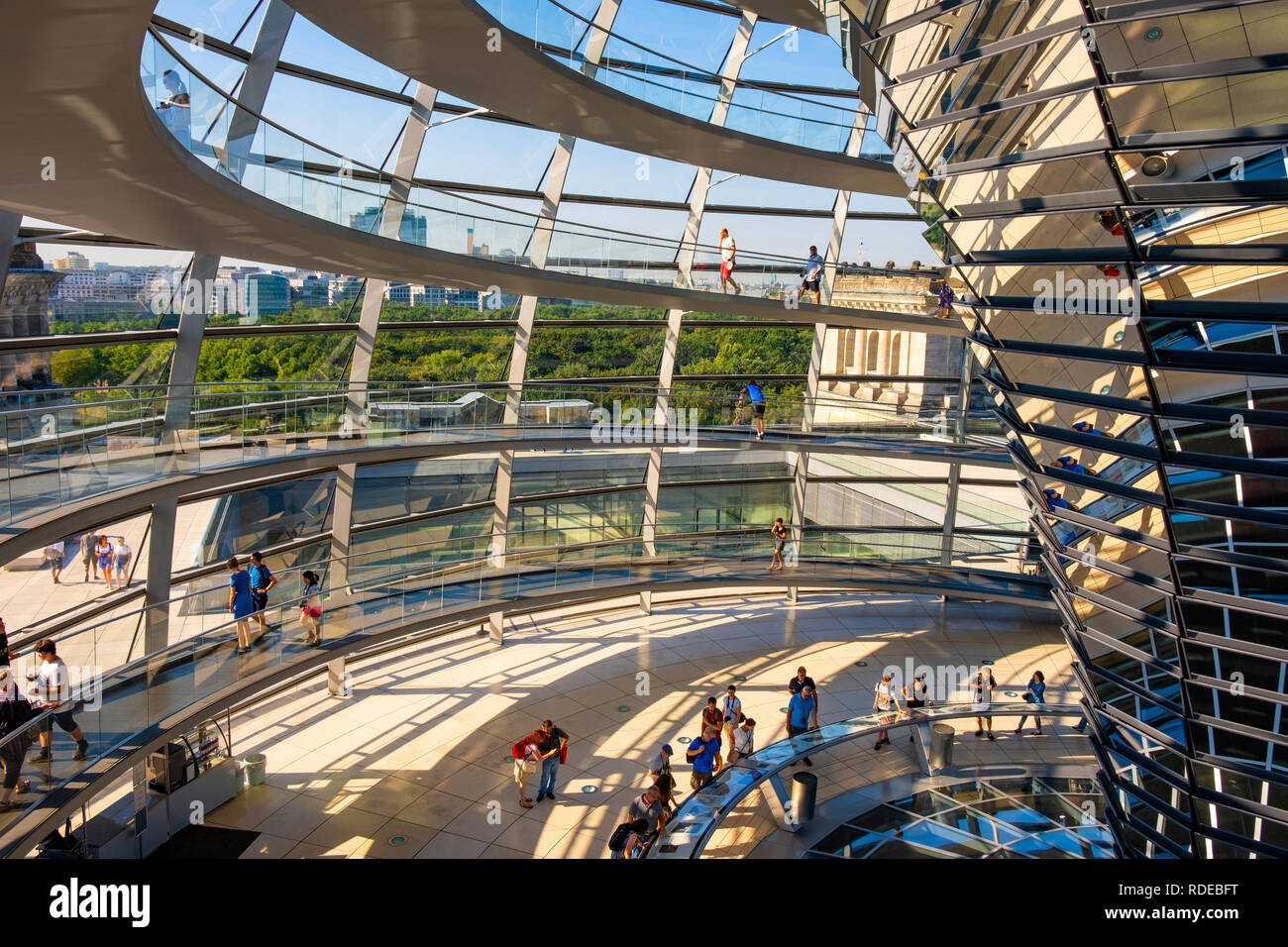 Berlin, Berlin stato / Germania - 2018/07/31: Ultra moderno interno dell'Edificio del Reichstag dome - simbolo della riunificazione della Germania Foto Stock