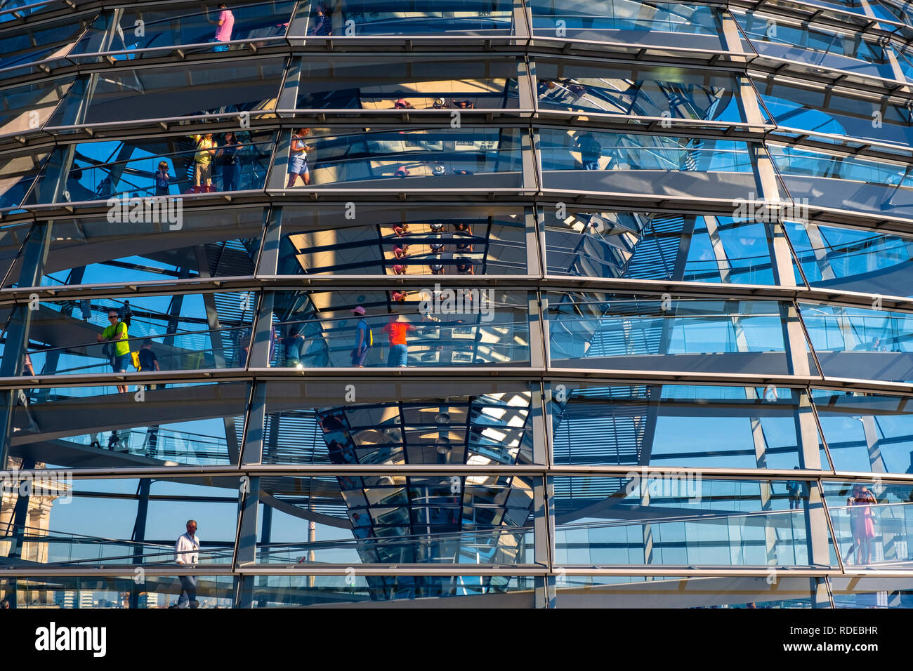 Berlin, Berlin stato / Germania - 2018/07/31: ultra moderno edificio del Reichstag dome - simbolo della riunificazione della Germania Foto Stock