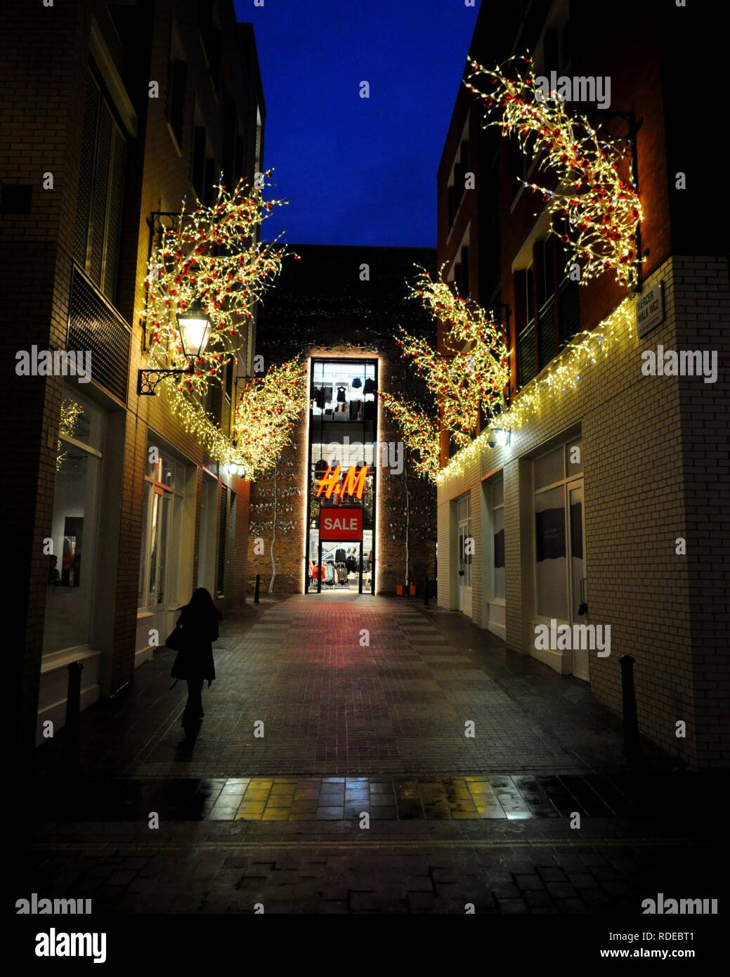 Le decorazioni di Natale che portano alla H&M store su Mercer Walk, London, Regno Unito. Foto Stock