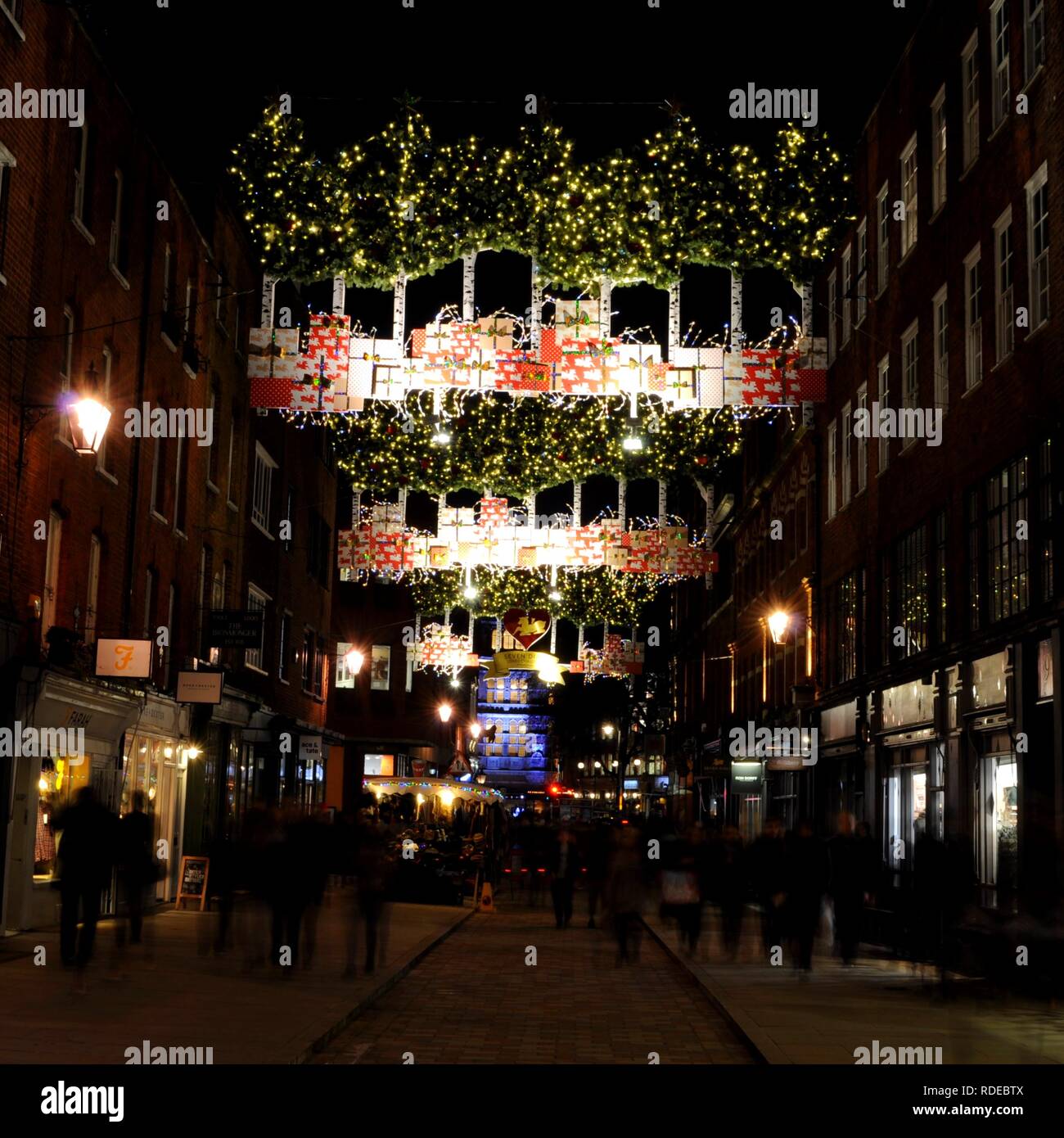 2017 Natale Luce display su Earlham Street da Seven Dials, Londra, Regno Unito. Foto Stock