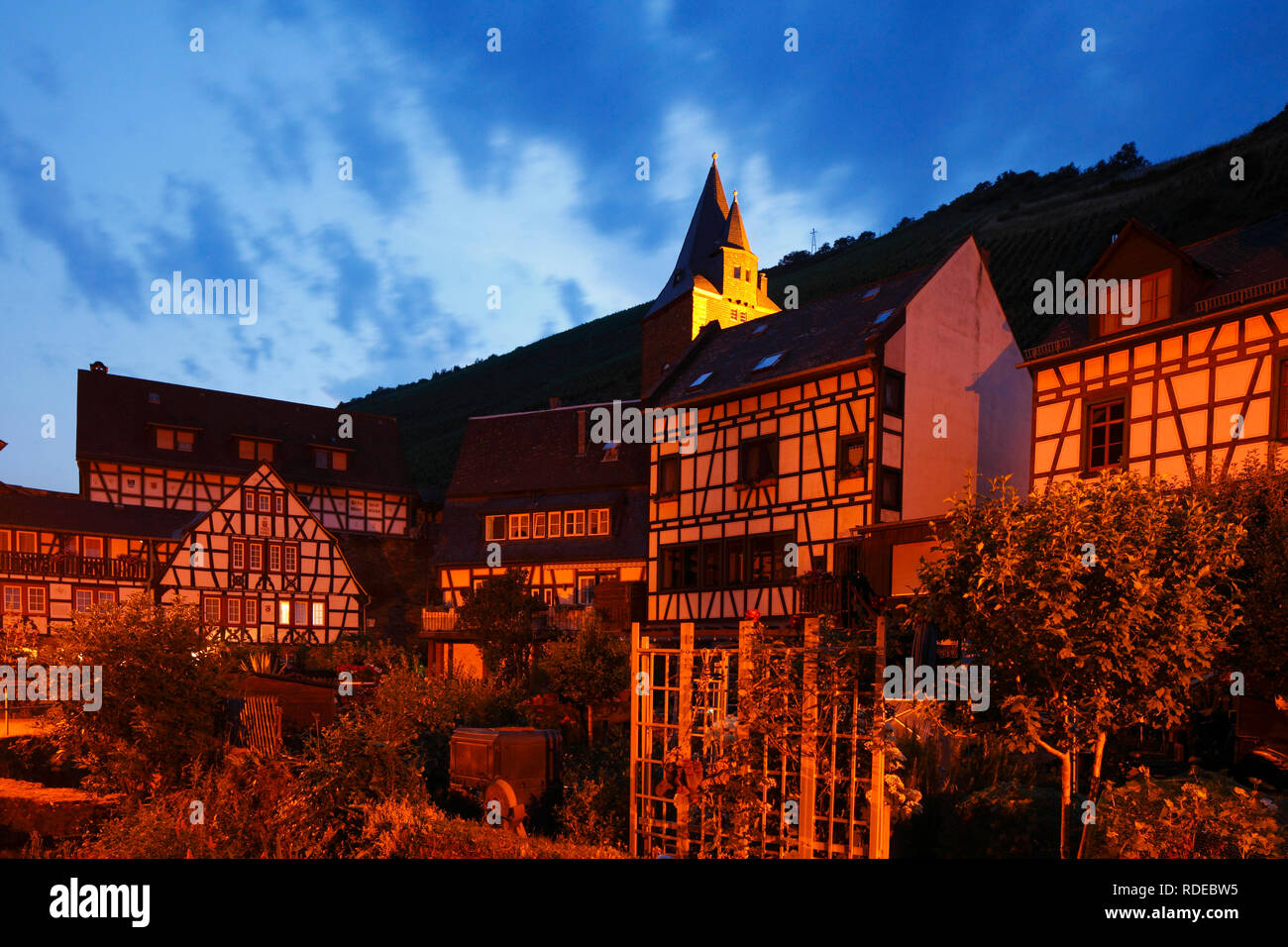 Malerwinkel nella città vecchia con tipiche case a graticcio e Steeger Tor al crepuscolo, Bacharach am Rhein, Renania-Palatinato, Germania, Europa mi Malerwinkel Foto Stock