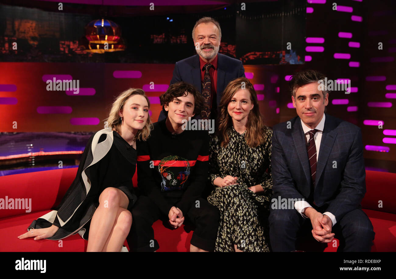 Host Graham Norton con (seduti da sinistra a destra) Saoirse Ronan, Timothee Chalamet, Laura Linney e Stephen manganese durante le riprese per il Graham Norton Show alla BBC Studioworks 6 Centro Televisivo, Wood Lane, Londra, per essere messo in onda su BBC One il venerdì sera. Premere l'associazione. Picture Data: giovedì 17 gennaio, 2019. Foto di credito dovrebbe leggere: immagini PA a nome della TV in modo Foto Stock