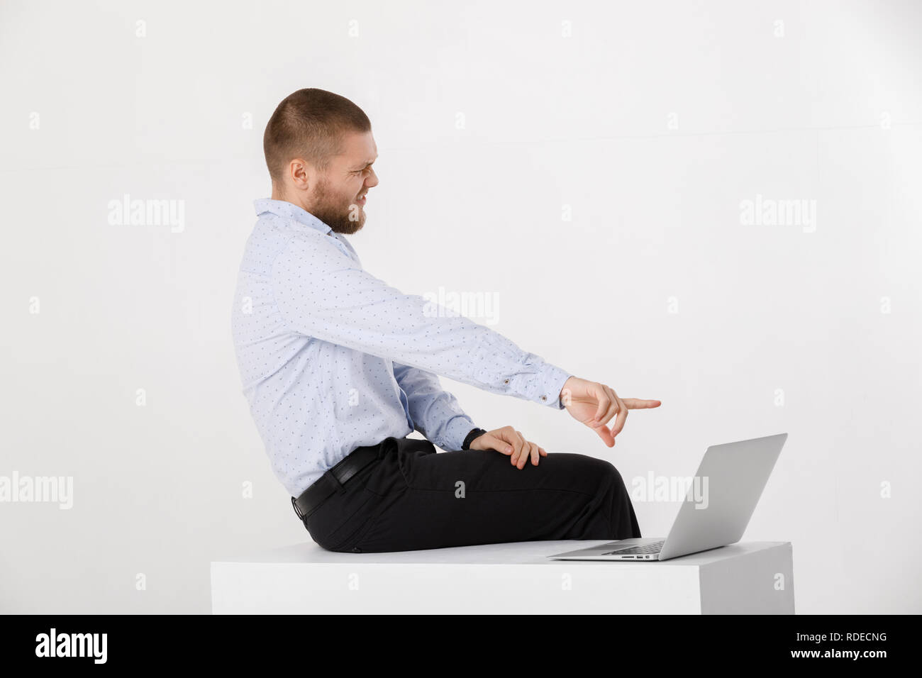 Giovane uomo bello in camicia e cravatta con laptop Foto Stock