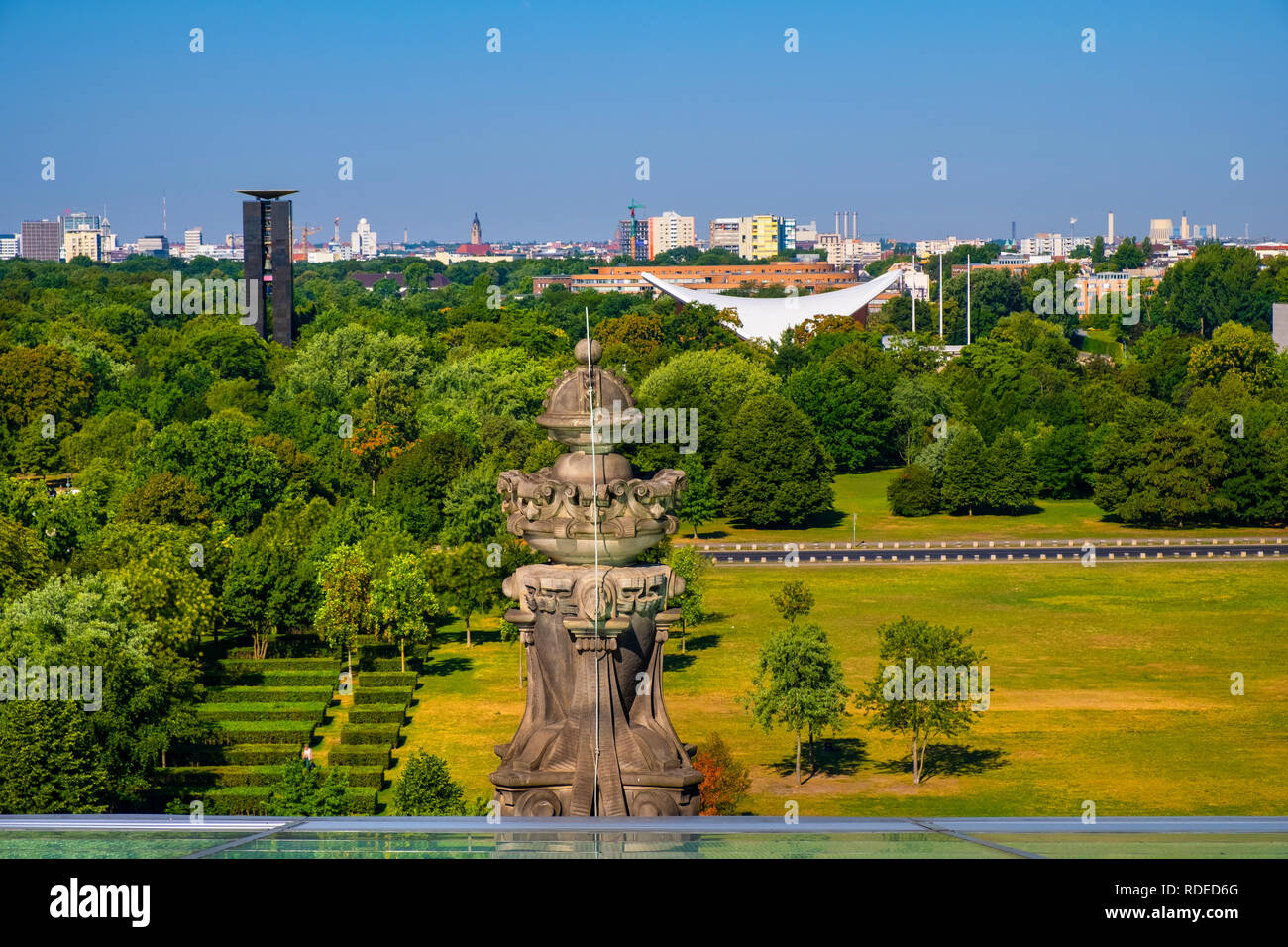Berlin, Berlin stato / Germania - 2018/07/31: vista panoramica del Groser Tiergarten park con la moderna casa delle culture di tutto il mondo - Haus der Kulture Foto Stock