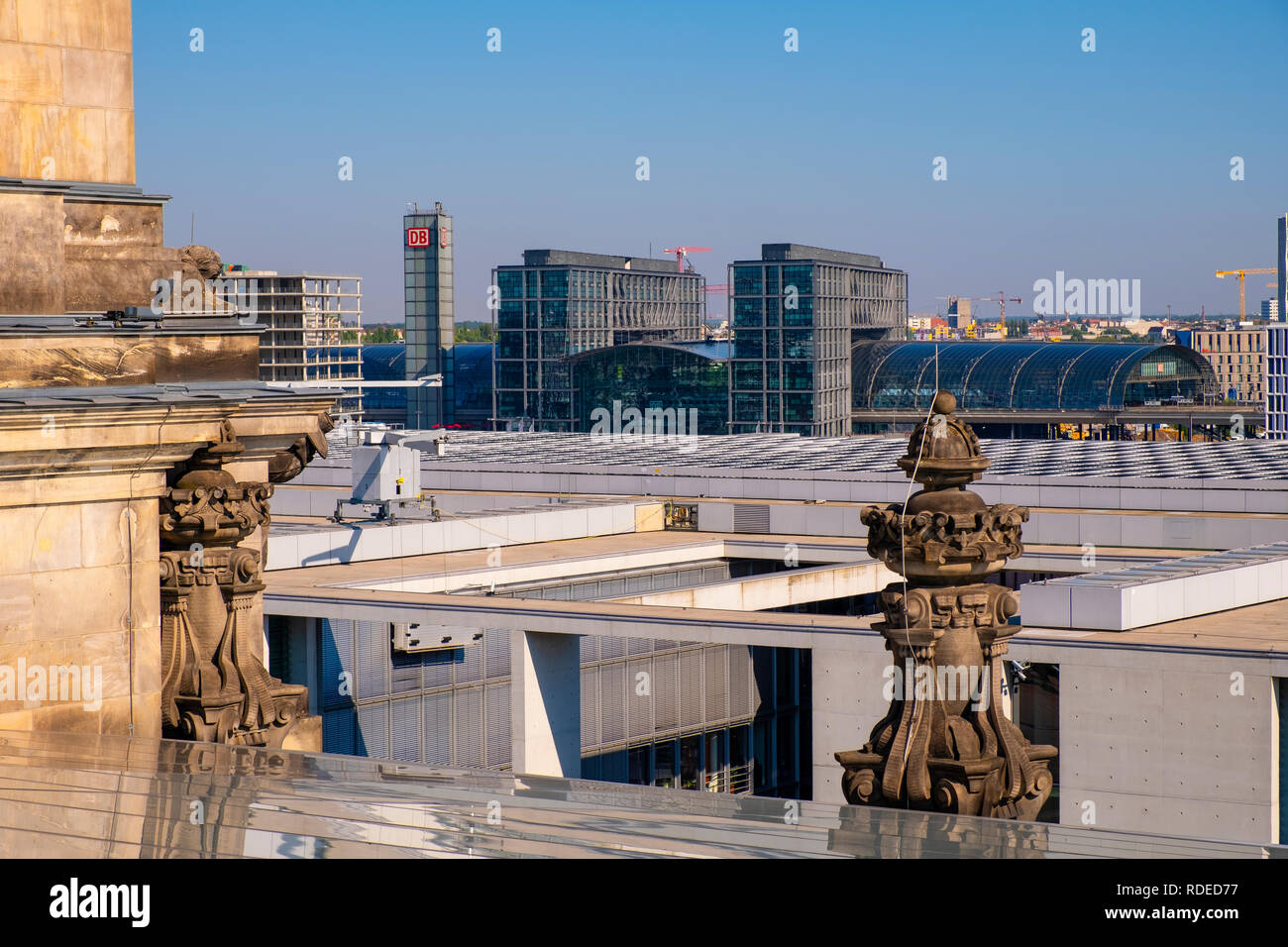 Berlin, Berlin stato / Germania - 2018/07/31: vista panoramica della parte nord della città con la stazione ferroviaria principale - Hauptbahnohof - presso il fiume Spree Foto Stock