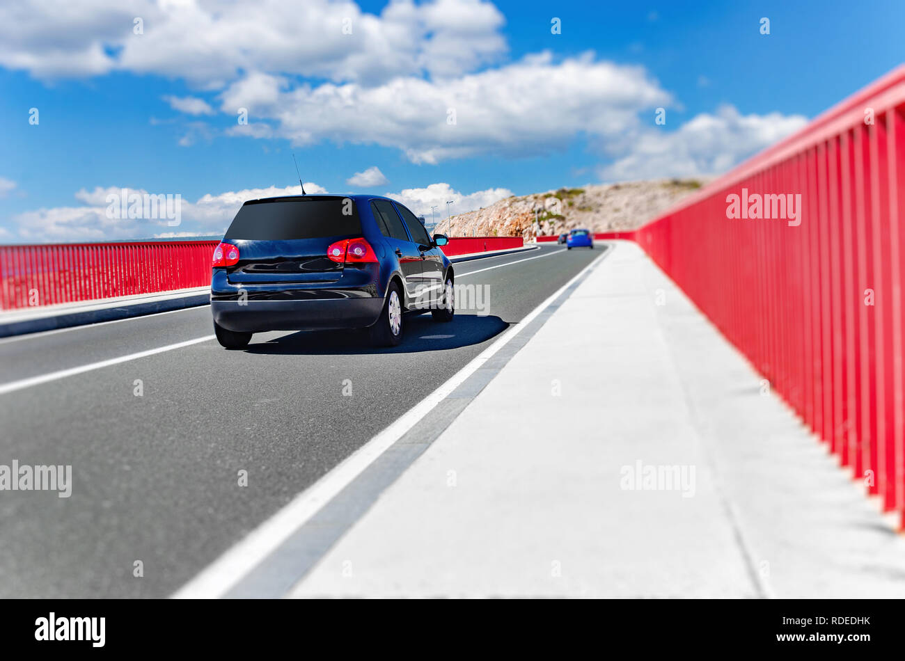 Un car guida attraverso un bel ponte su un giorno d'estate. Foto Stock