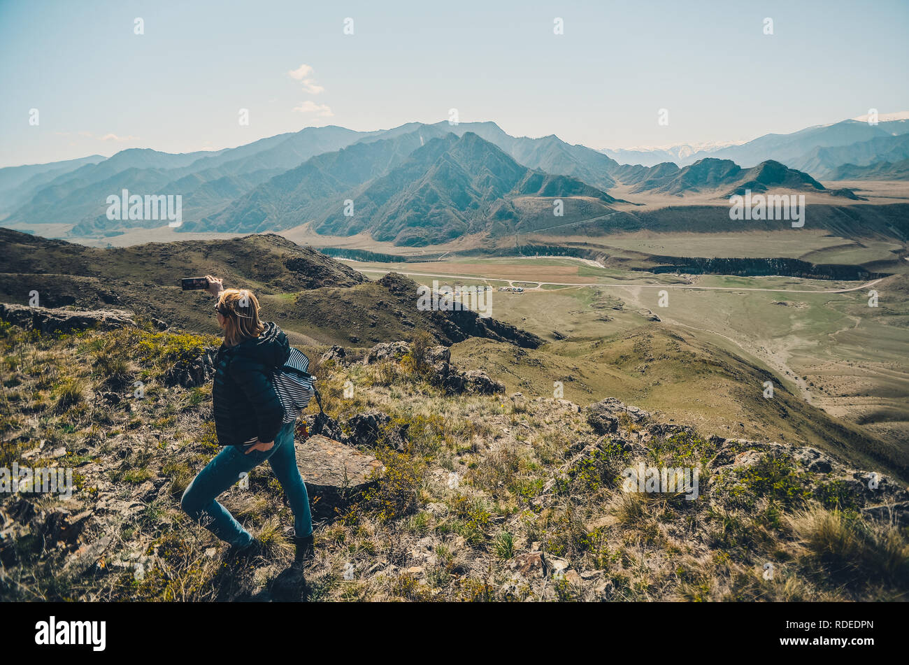 Ragazza fotografie turistiche del paesaggio di montagna. Selfies nelle montagne di Altai. Chui tratto, Altai. Valley Chuya. Foto Stock