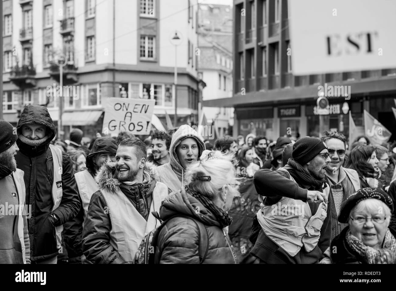 Strasburgo, Francia - Mar 22, 2018: SNCF i ferrovieri francesi a dimostrazione di protesta contro Macron governo francese stringa di riforme, vari sindacati chiamato pubblico lavoratori allo sciopero Foto Stock