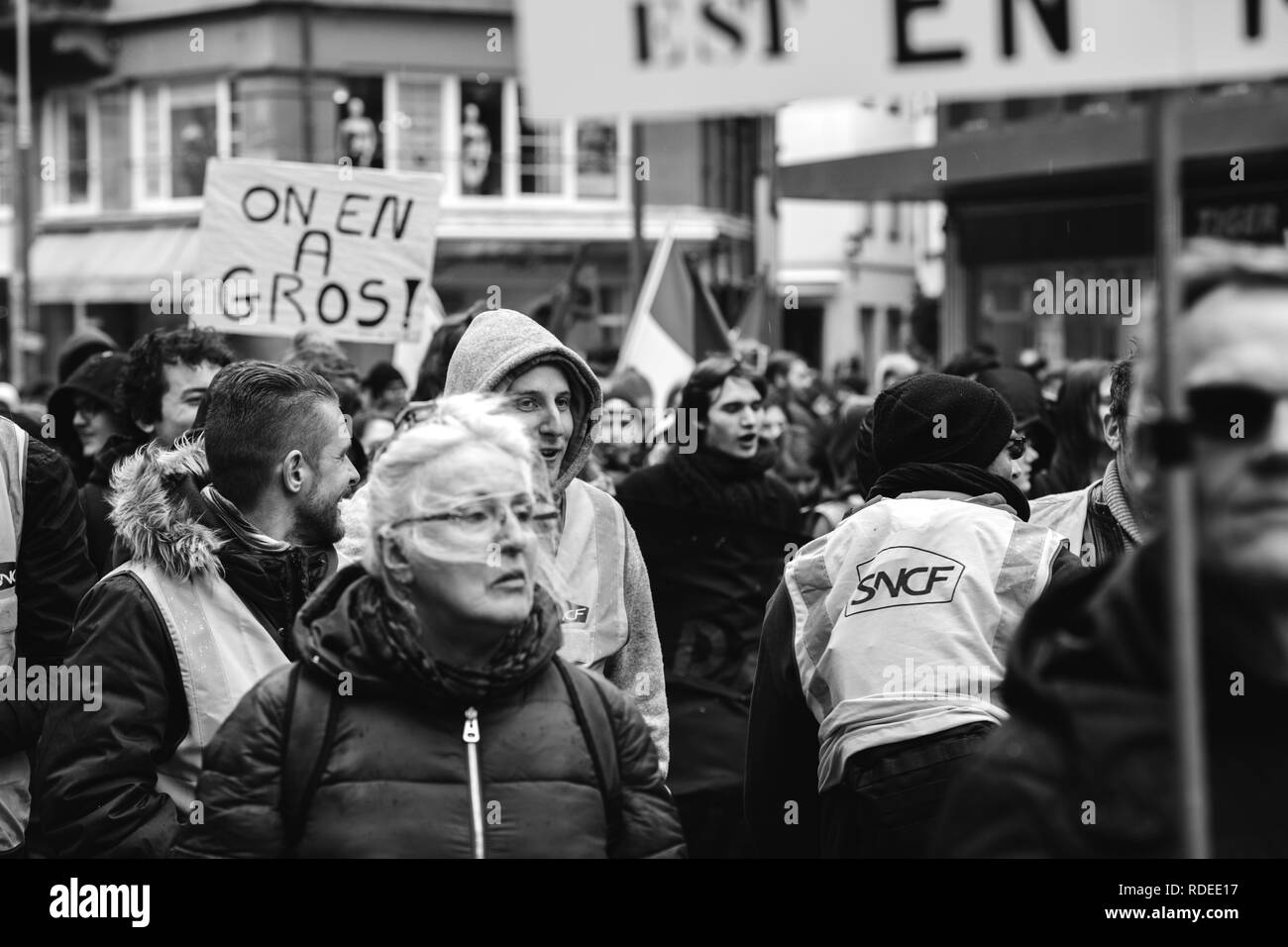 Strasburgo, Francia - Mar 22, 2018: dimostrazione di protesta contro Macron governo francese stringa di riforme, vari sindacati chiamato pubblico i lavoratori in sciopero - in bianco e nero Foto Stock