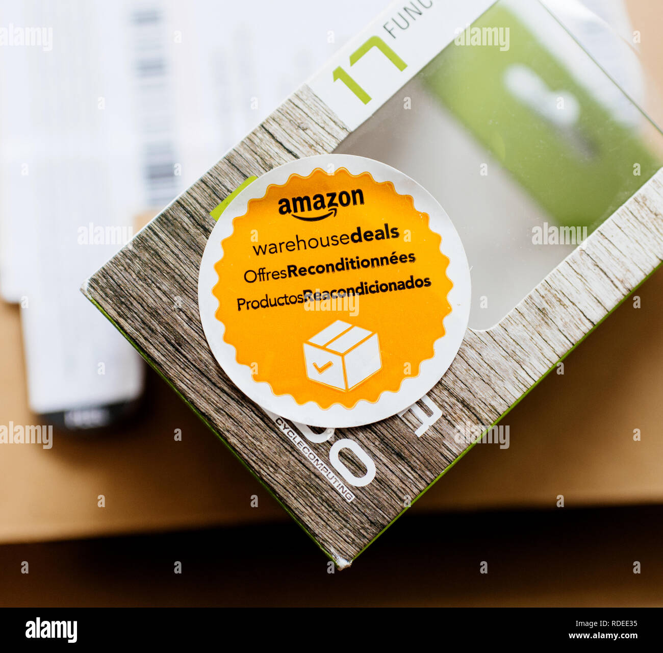 Parigi, Francia - Apr 24, 2018: Amazon offerte di magazzino offres reconditionnees productos reacondicionados adesivo sul nuovo oggetto acquistato online da il più grande rivenditore online Foto Stock