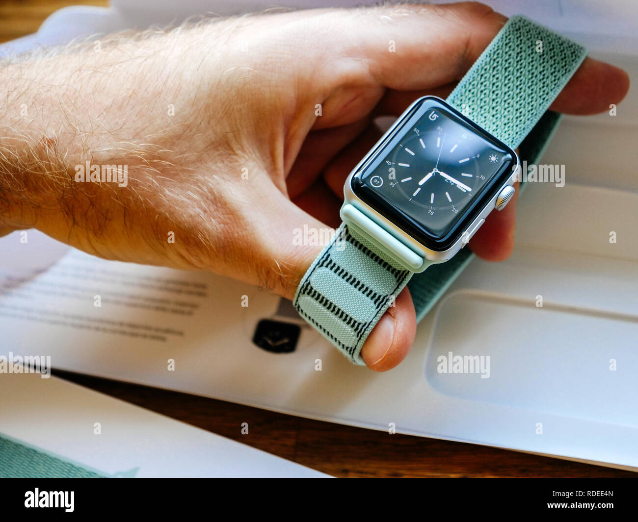 Parigi, Francia - Apr 24, 2018: Nuovo Apple Guarda serie 3 smartwatch  personal dispositivo indossabile in mano maschio con il nuovo 42mm verde  marino Sport Loop - unboxing della fascetta Foto stock - Alamy