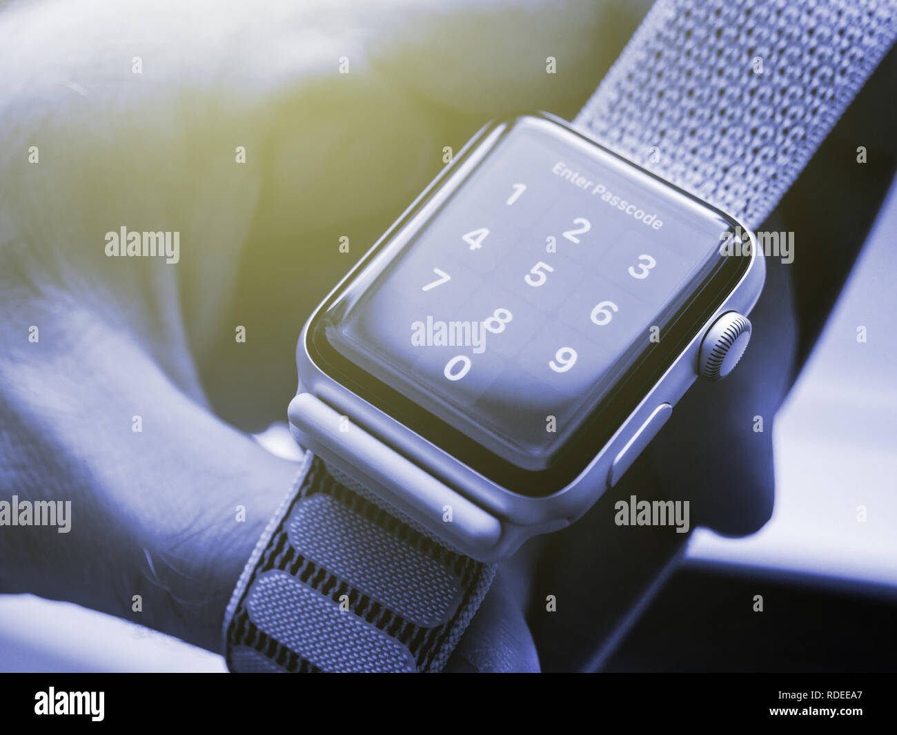 Parigi, Francia - Apr 24, 2018: Nuovo Apple Guarda serie 3 smartwatch  personal dispositivo indossabile in mano maschio mostra sicurezza Codice di  sicurezza impostazione tono blu giallo flare Foto stock - Alamy
