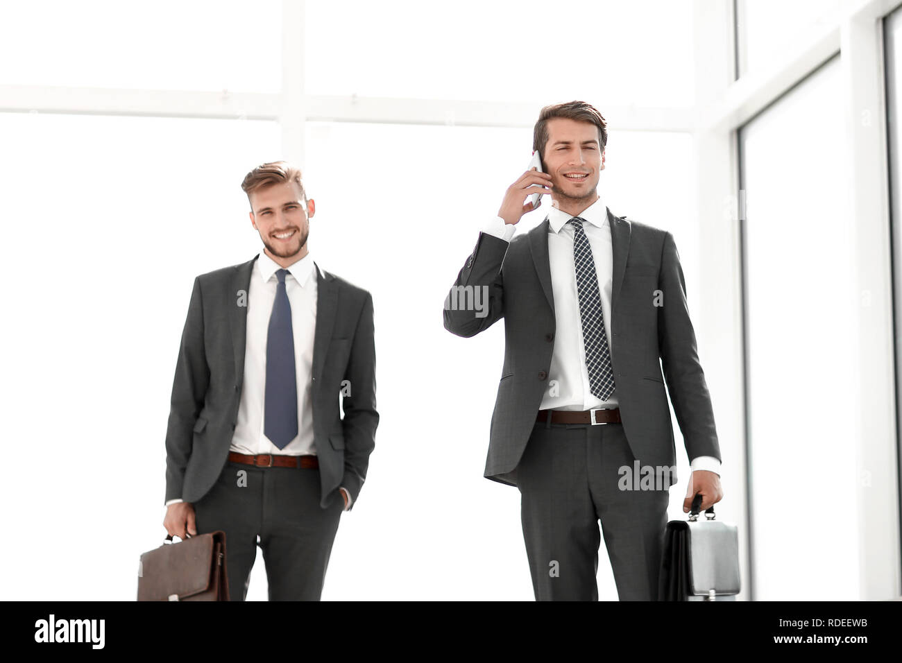 Imprenditore moderno percorrendo a piedi l'ufficio hal Foto Stock