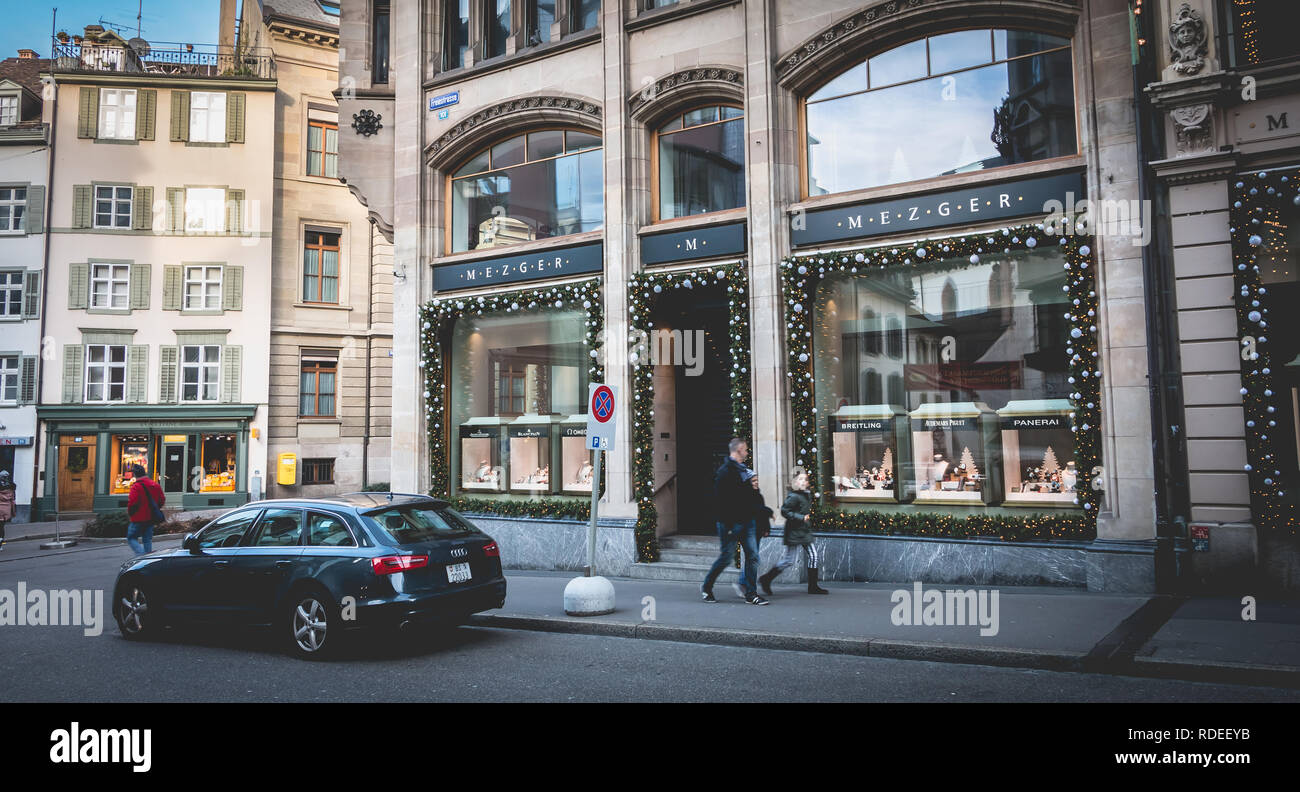 Basel, Svizzera - 25 dicembre 2017: la gente a piedi attraverso la finestra di un negozio gioielli nel centro storico della città in un inverno s day Foto Stock