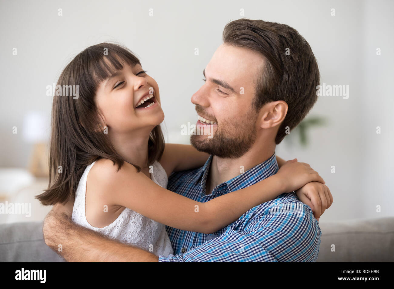 Felice papà holding carino kid figlia ridere godersi il tempo toget Foto Stock
