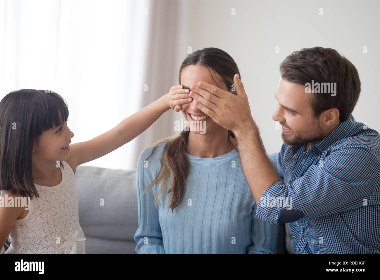 Carino di capretto e amorevole marito rendendo inaspettata sorpresa per la mamma Foto Stock