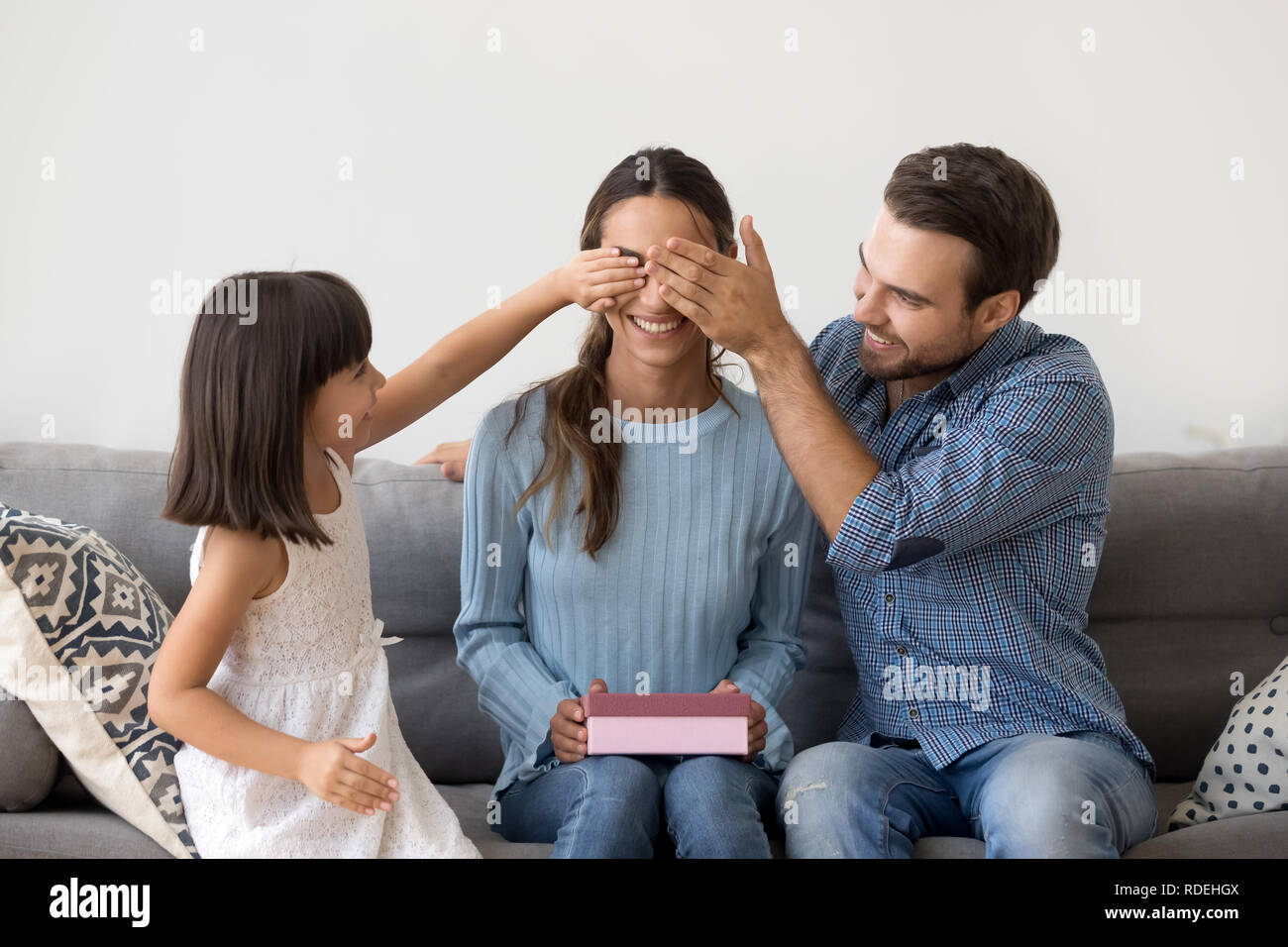 Bambino felice figlia e suo marito congratularmi con mom celebrando Foto Stock