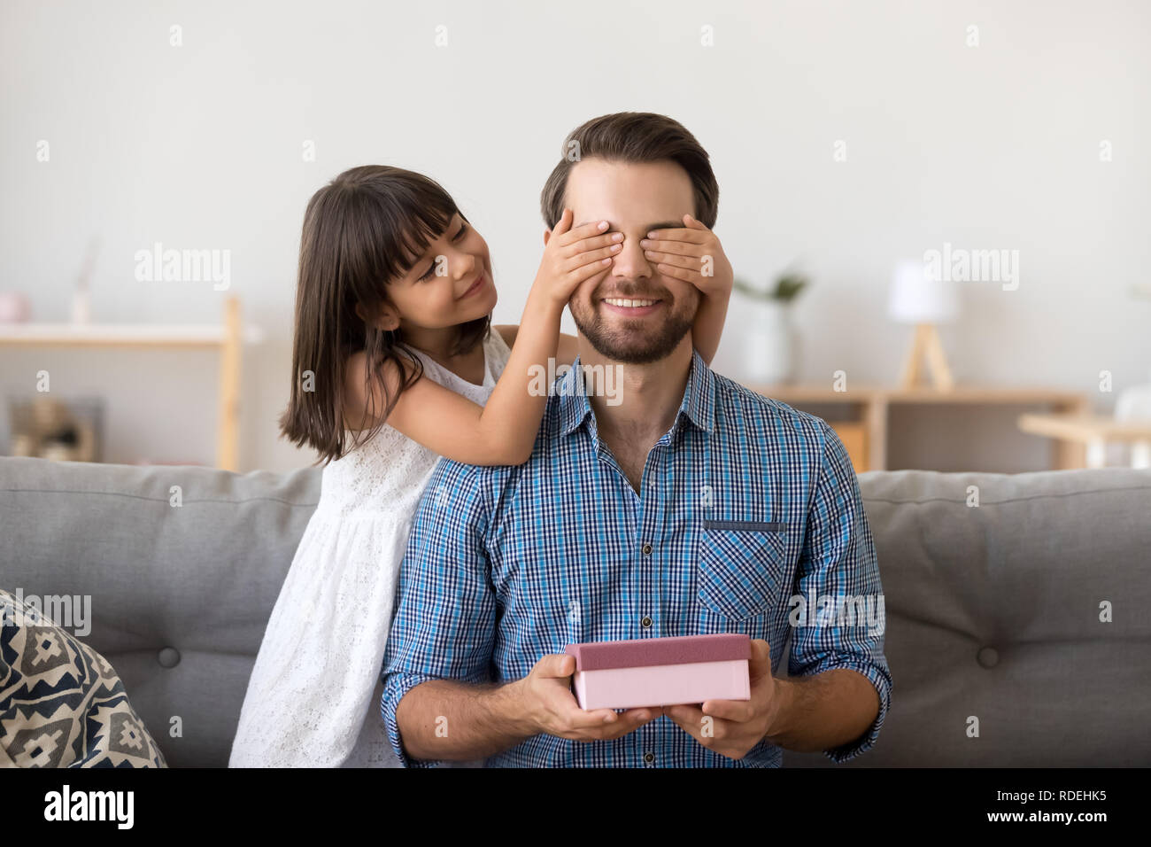 Carino kid figlia rendendo la sorpresa di papà ricevere confezione regalo Foto Stock