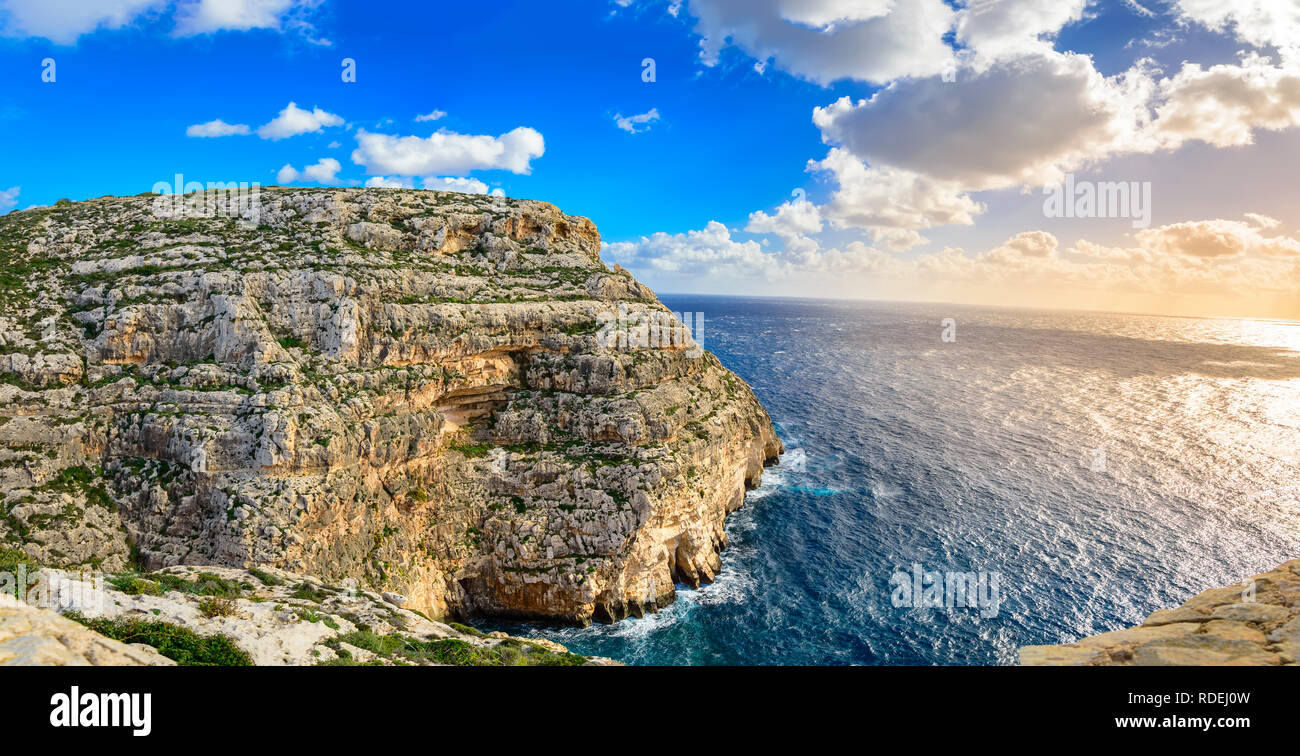 Scogliere vicino alla Grotta Azzurra, Malta. Scenic seascape con costa rocciosa e presto la luce del tramonto Foto Stock