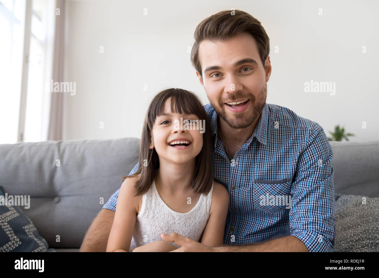 Colpo di Testa di felice figlia e cordiale conversazione padre sulla webcam Foto Stock