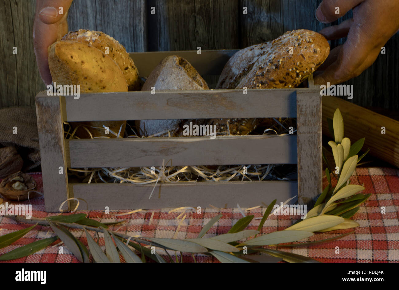 Pane artigianale in una scatola di legno con lo sfondo di legno Foto Stock